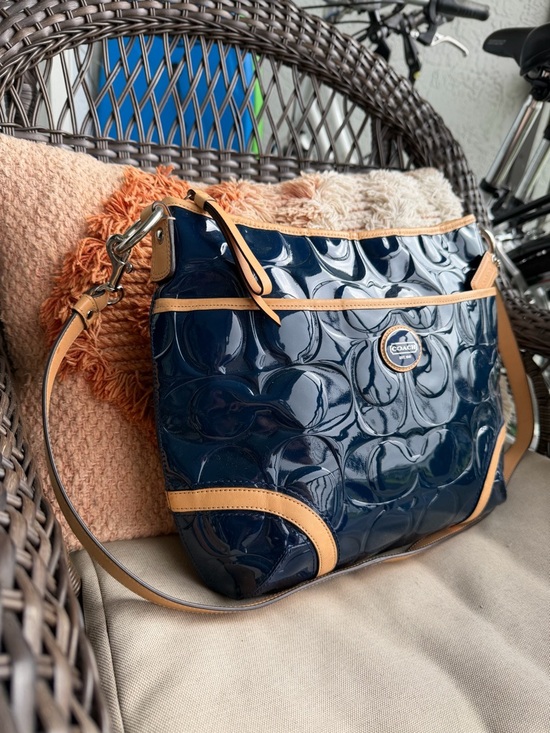 NWOT Coach Navy Patent Leather Shoulder Bag with Tan Trim - Picture 3 of 5